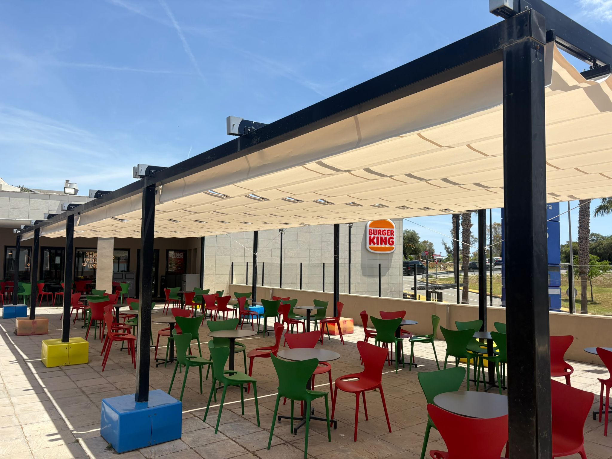 Instalacion de pergola y toldos para terrazas de restaurantes en Estepona